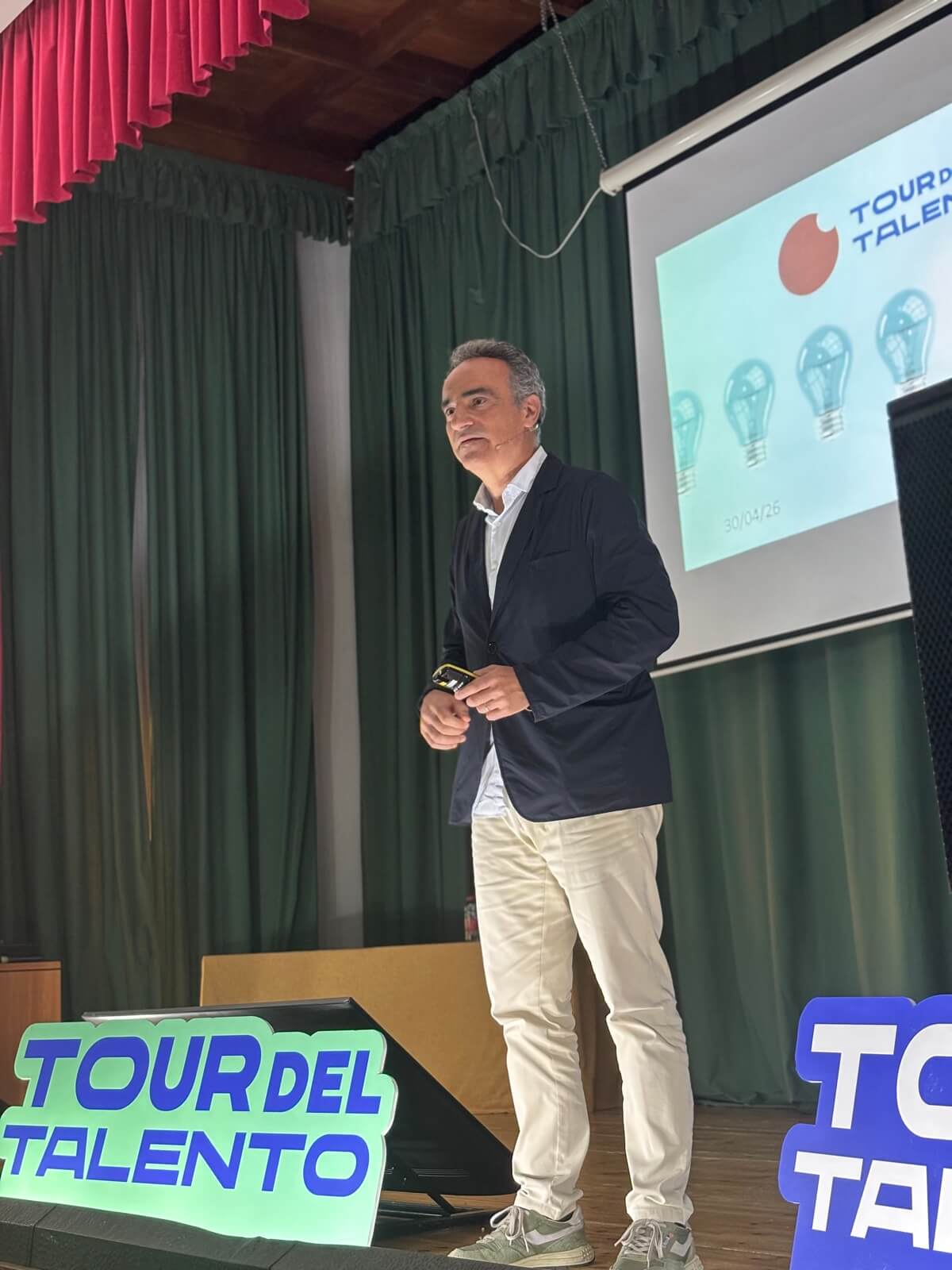 Eduardo Gratacós impartiendo una sesión de retórica y oratoria en un aula universitaria