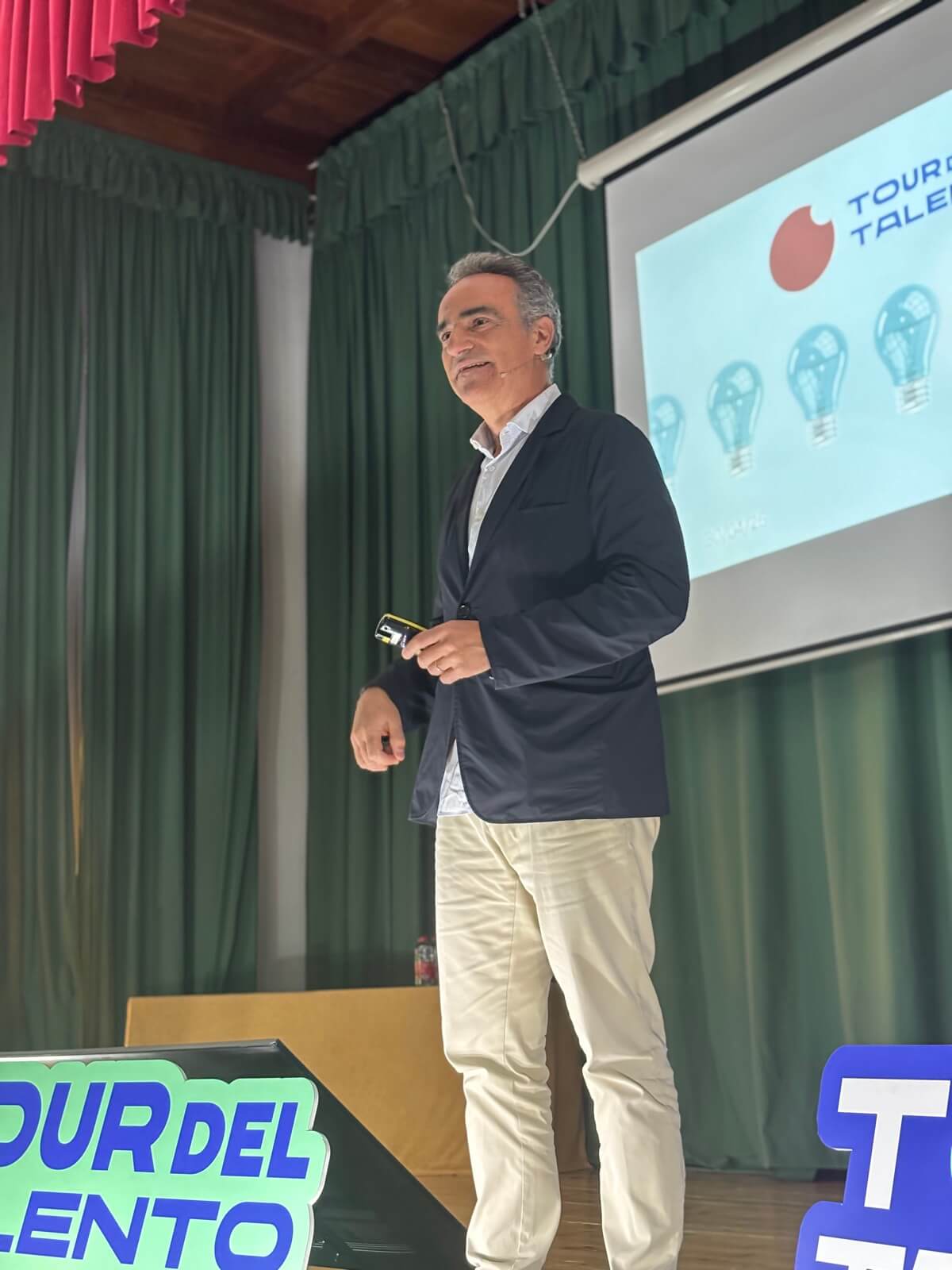 Eduardo Gratacós durante una formación en comunicación para equipos de empresa