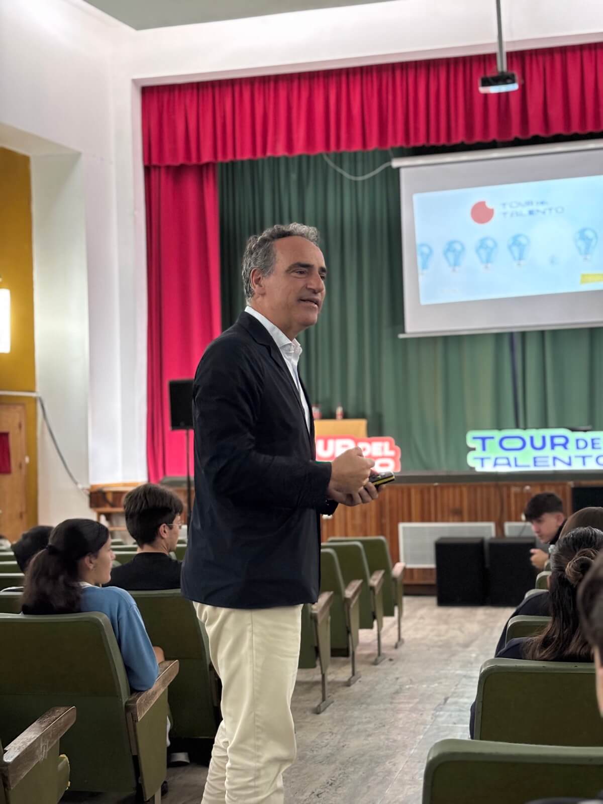 Eduardo Gratacós impartiendo una formación en comunicación ante un auditorio de estudiantes