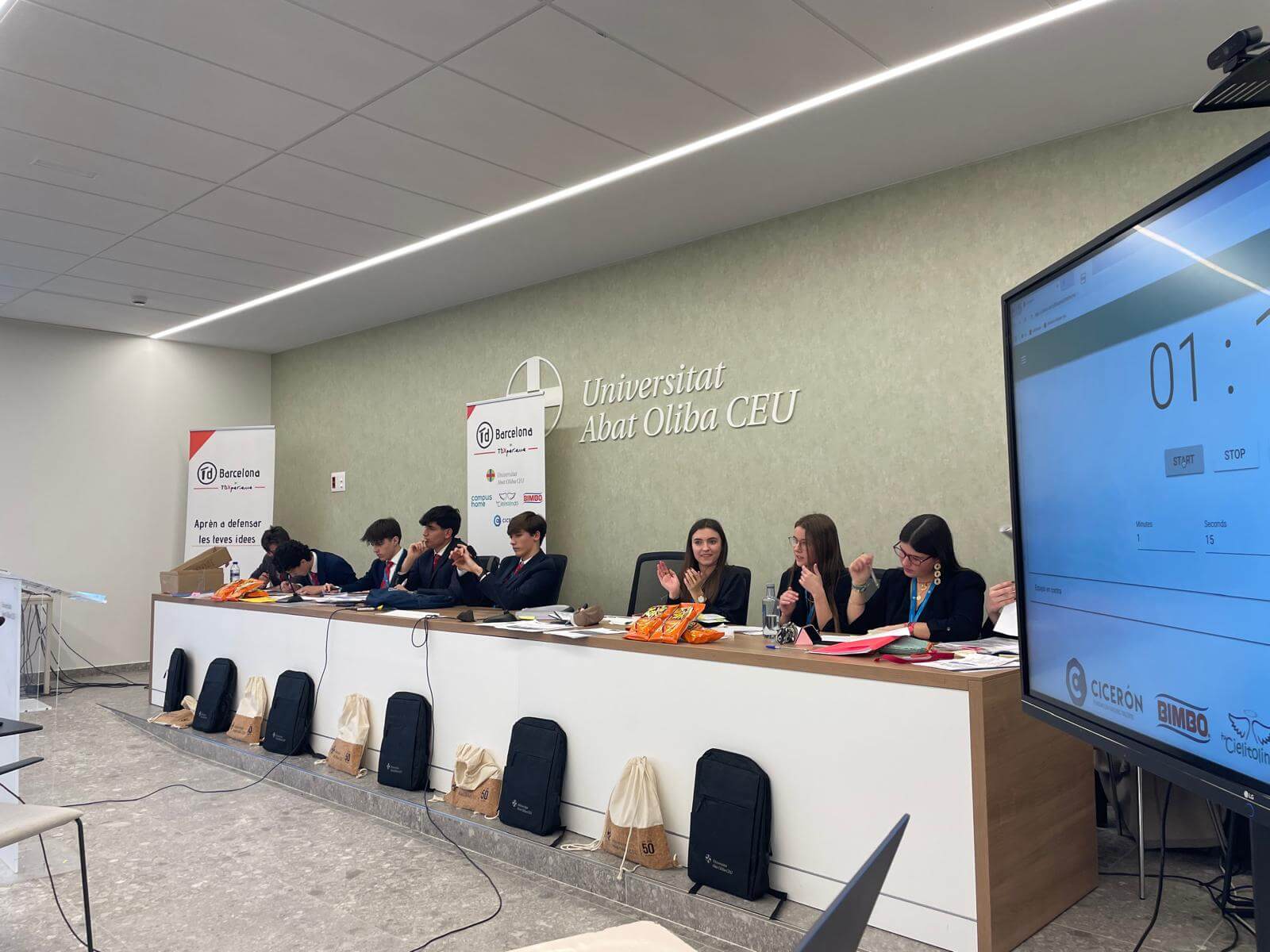 Alumnos participando en un torneo de debate escolar TDxperience en el aula